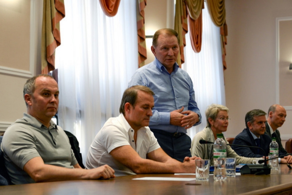 В СНБО не смогли объяснить, кого на переговорах в Донецке представляли Медведчук и Шуфрич