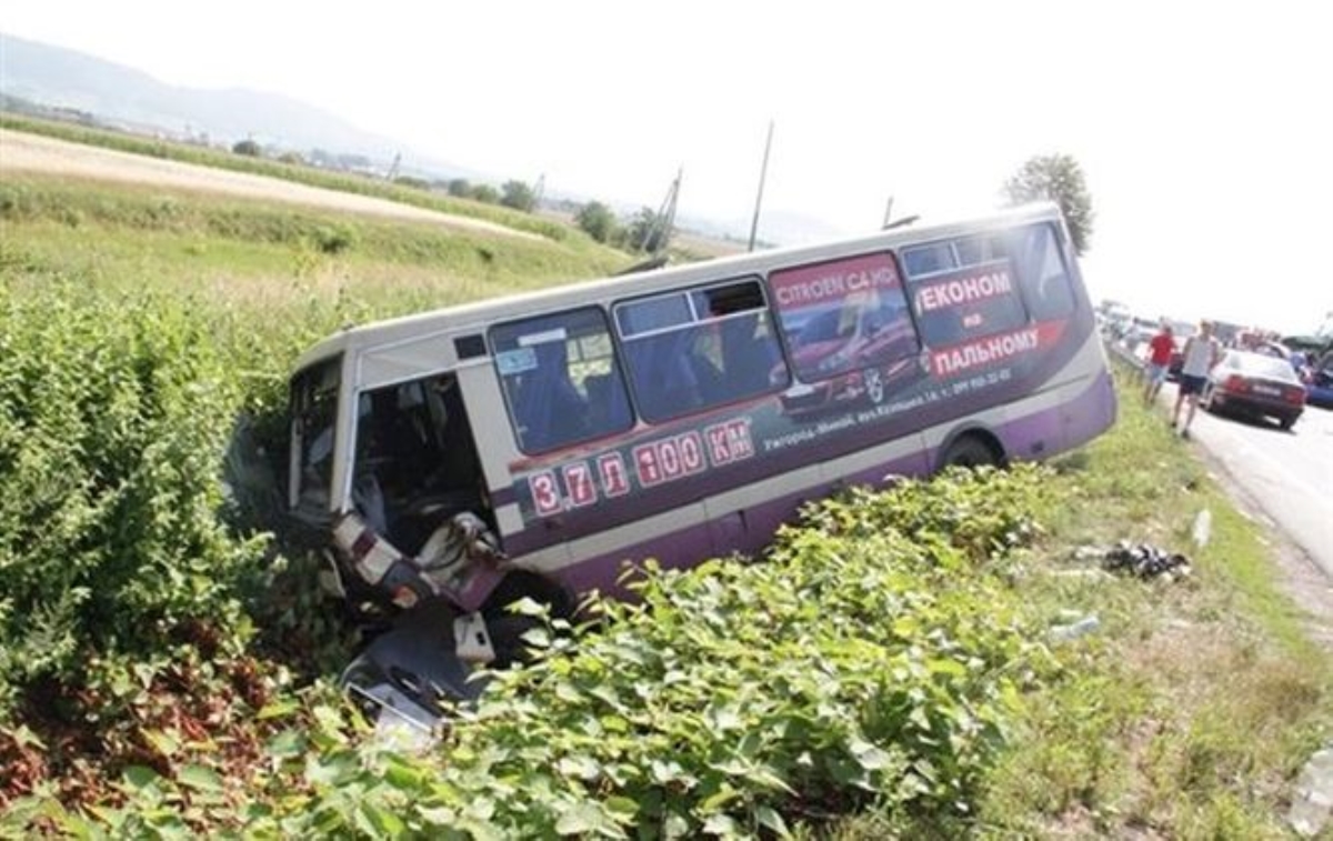 ДТП со смертельным исходом на Закарпатье: рейсовый автобус столкнулся с автомобилем