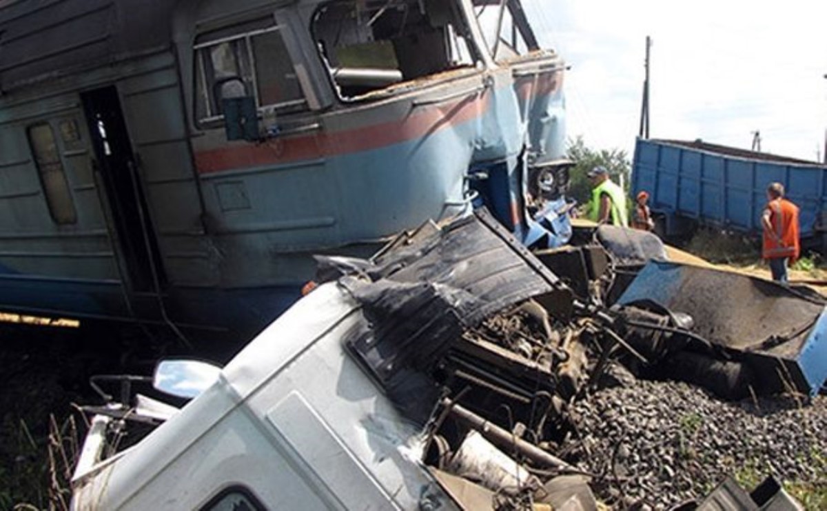 ЧП с жертвами на Хмельнитчине: пассажирский поезд врезался в грузовик