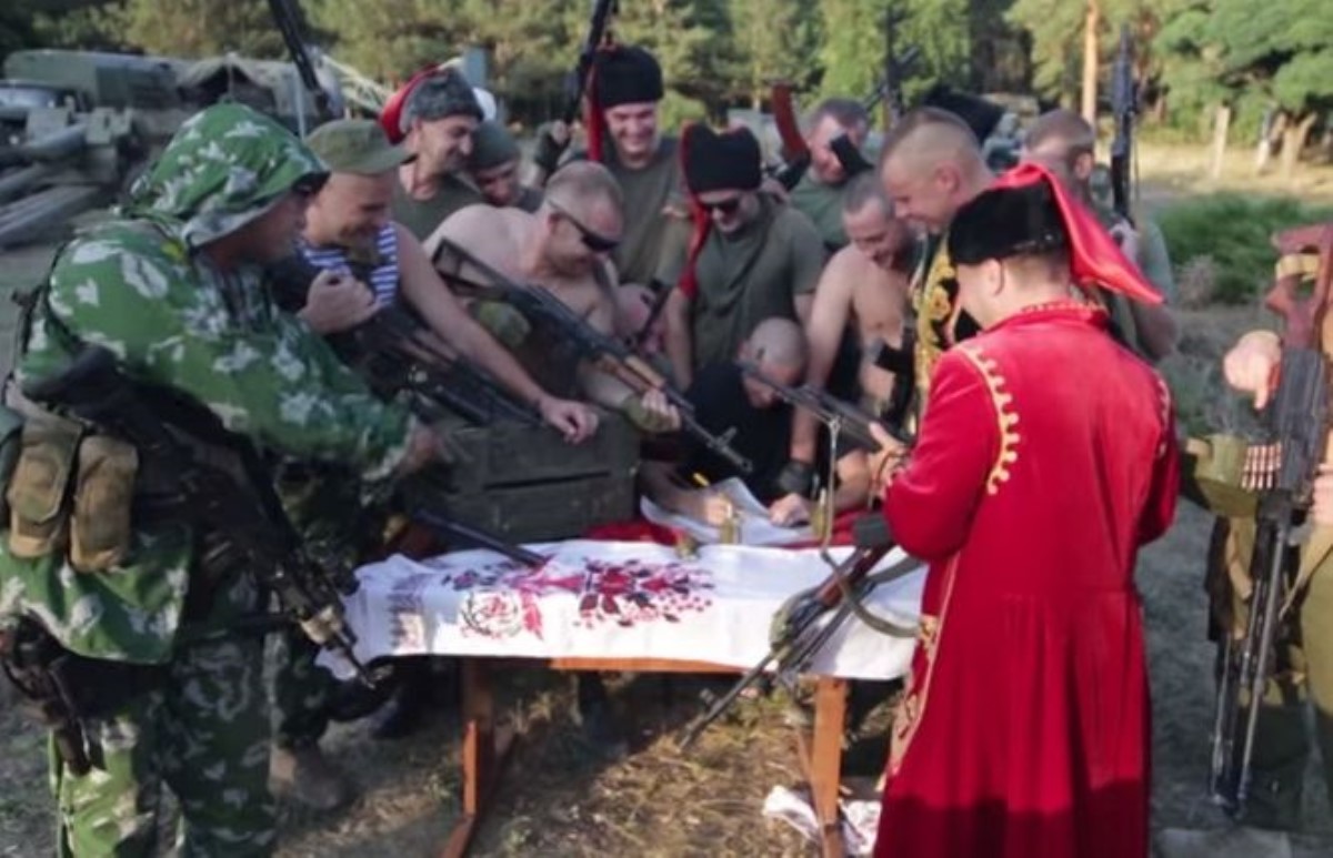 В Интернете появилось видео, как бойцы АТО пишут письмо «царю» Путину