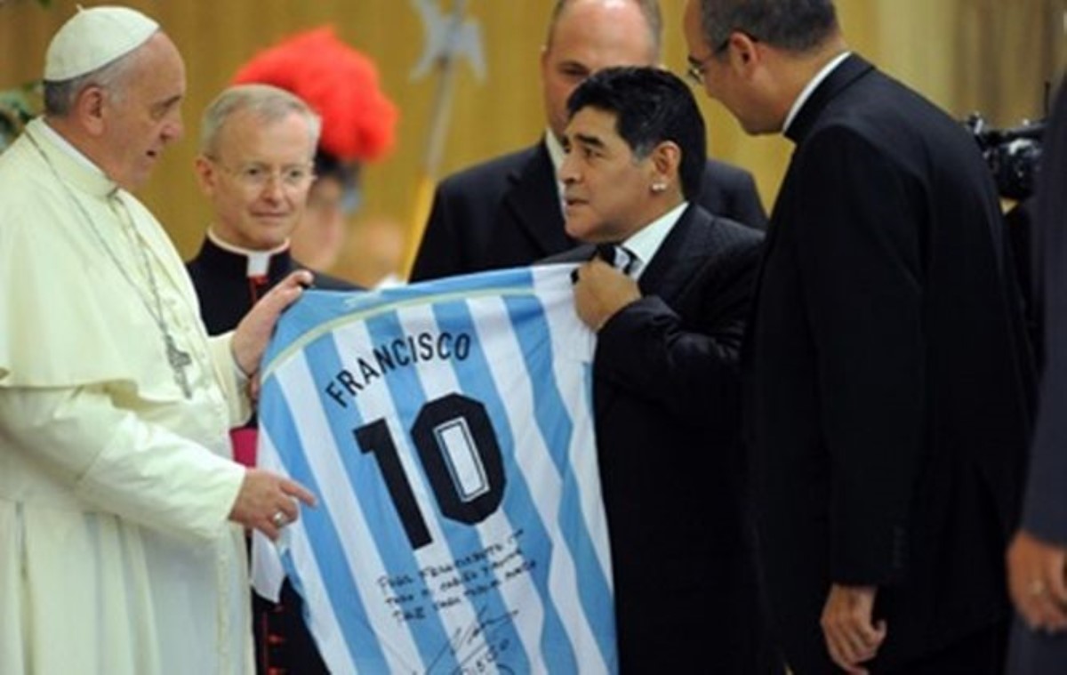 Марадона подарил футболку Папе Римскому