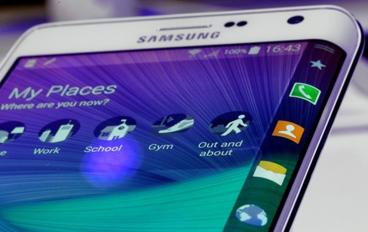 Samsung презентовала фаблеты с изогнутыми дисплеями
