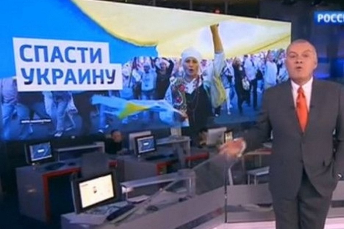 В Украине запретили 15 телеканалов РФ