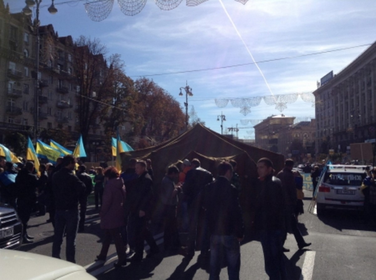 Активисты на Майдане установили палатку