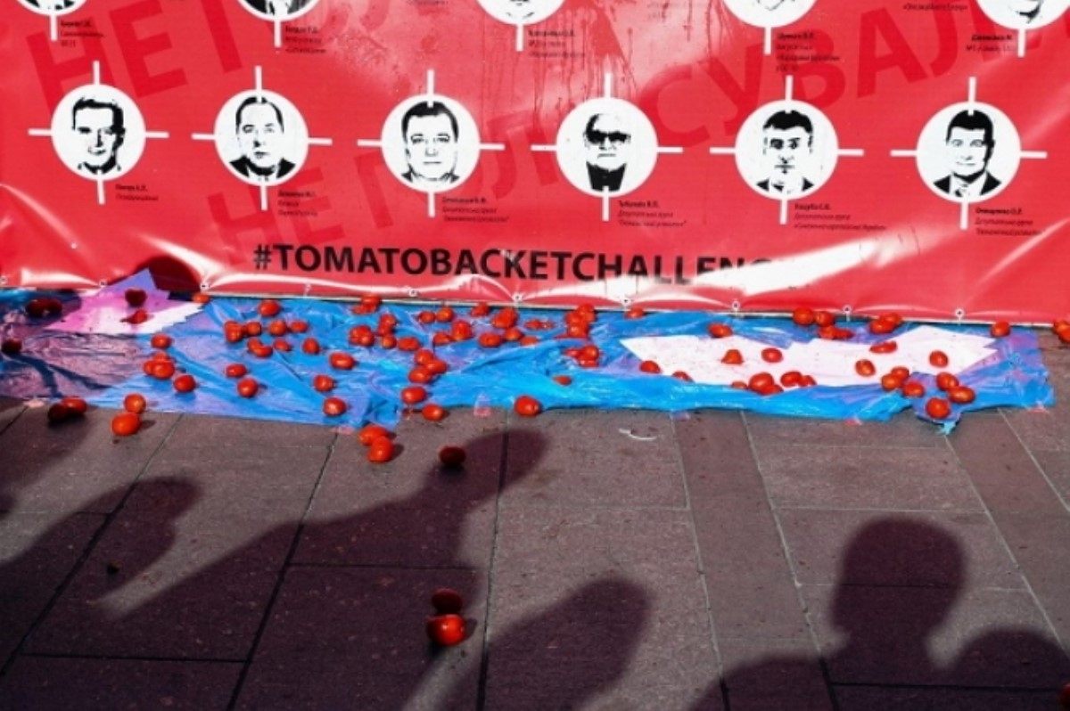 В Киеве на Майдане развлекались «расстрелом» депутатов помидорами