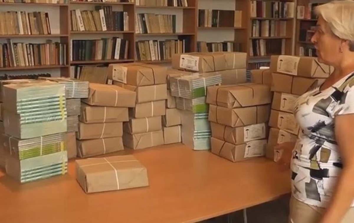 Донецких школьников завалили тоннами российских учебников