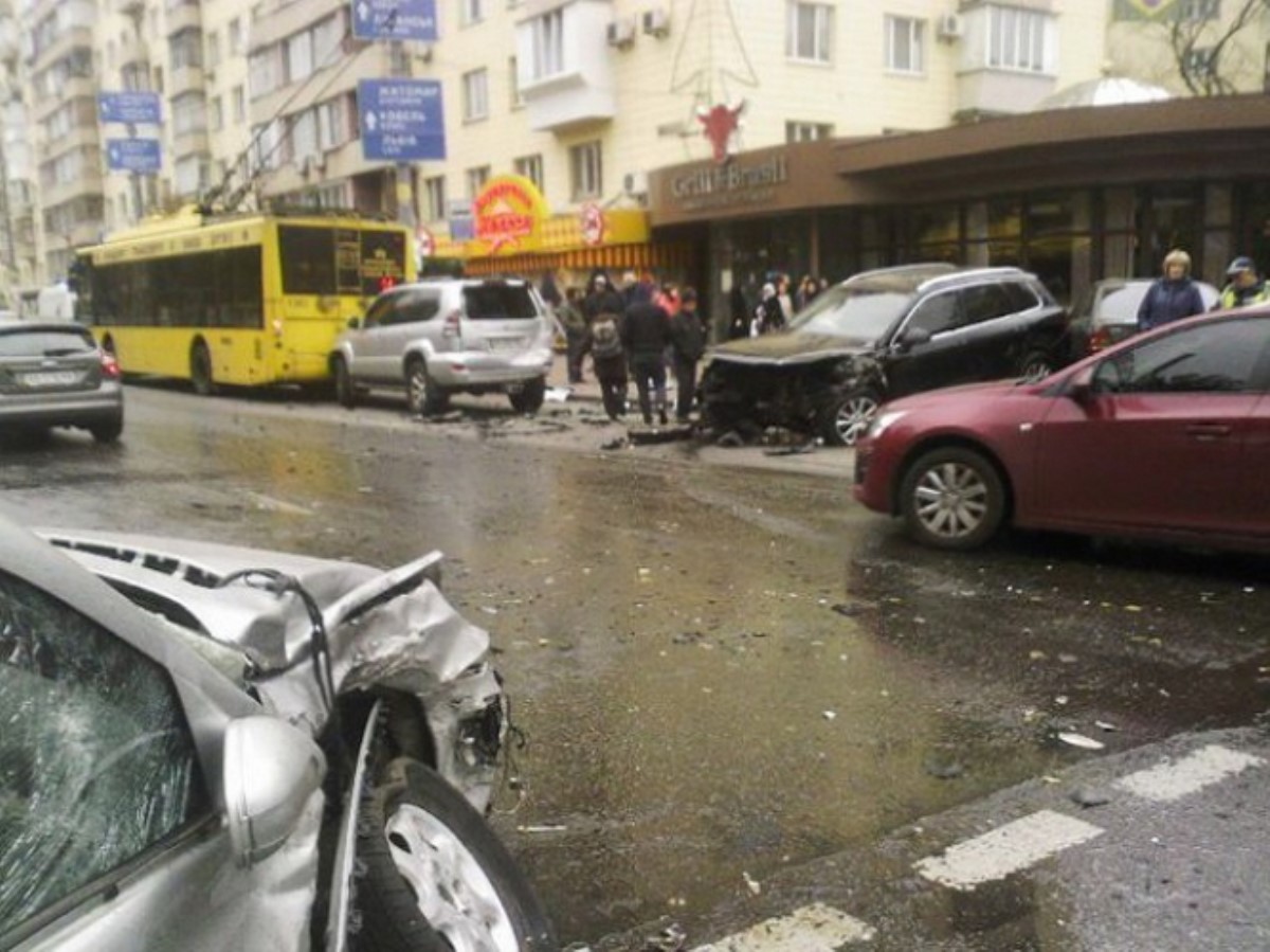 В центре Киева столкнулись пять иномарок и троллейбус