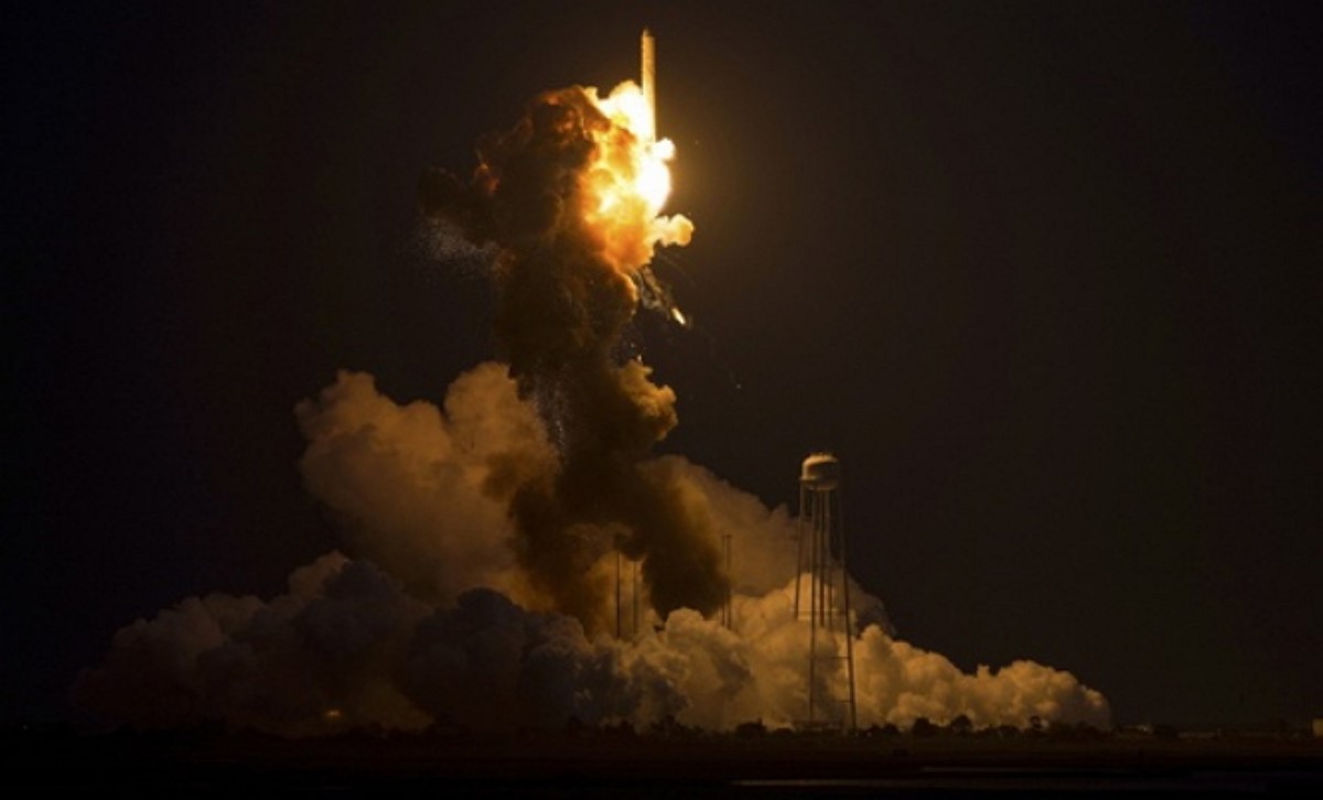 Ракету Antares взорвали по команде с земли