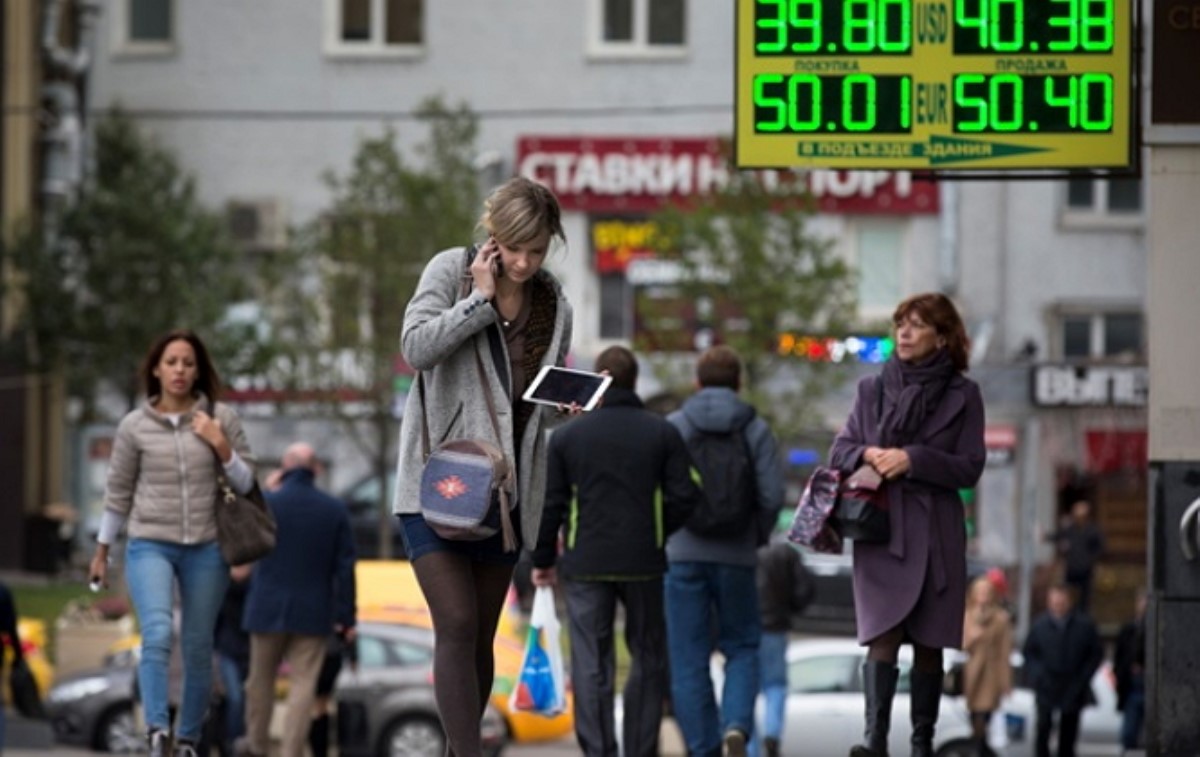 В центре Москвы у мужчины отобрали 10 млн рублей