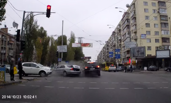 В сети появилось видео вчерашнего масштабного ДТП в центре Киева