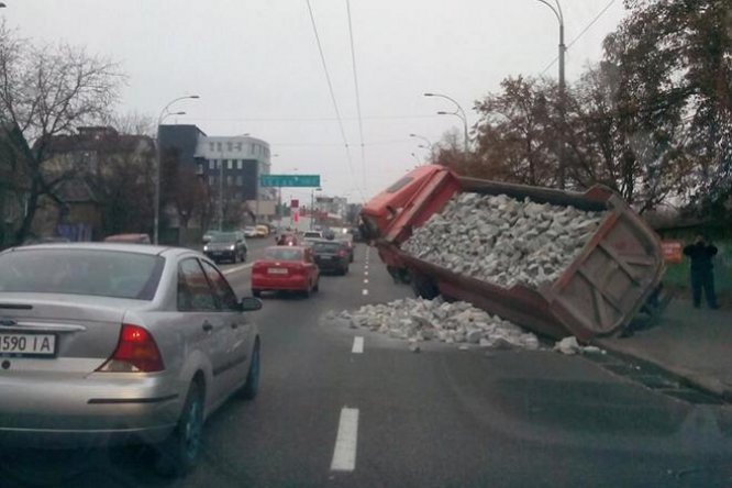 В Киеве перевернулся грузовик с камнями