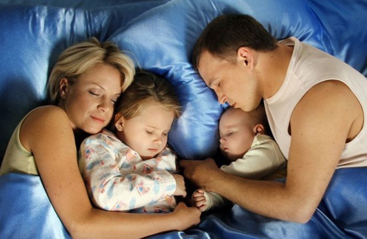 Ученые рассказали, почему сон с родителями опасен для детского здоровья