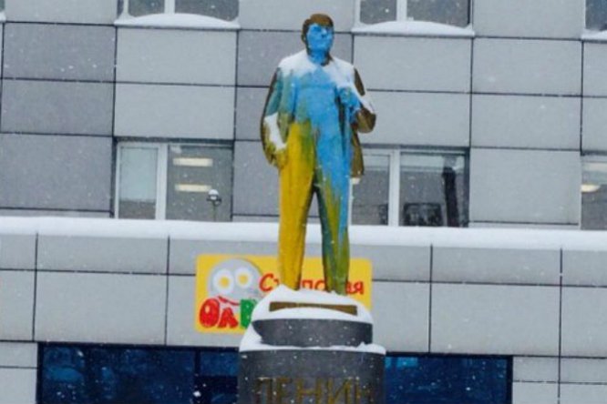 В Новосибирске памятник Ленину раскрасили в цвета флага Украины