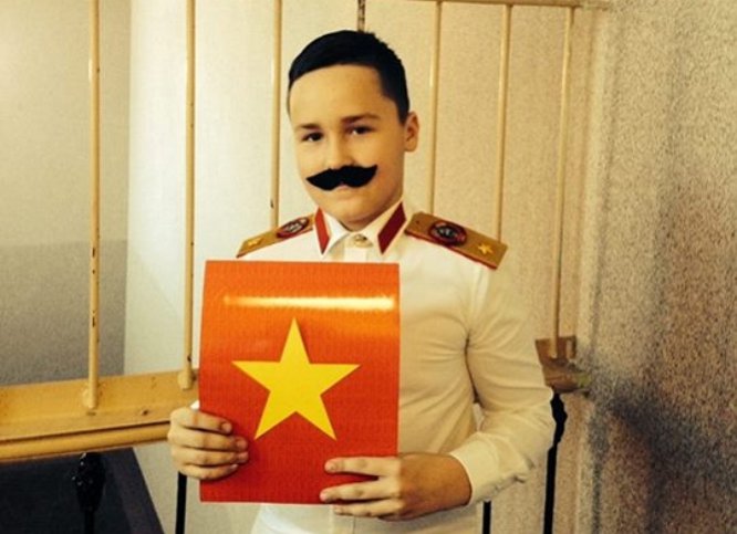 В России школьник пришел на рождественский спектакль в костюме Сталина вместо библейского Иосифа