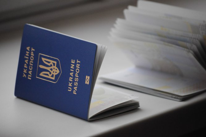 Биометрический паспорт позволит ездить без виз только после решения ЕС