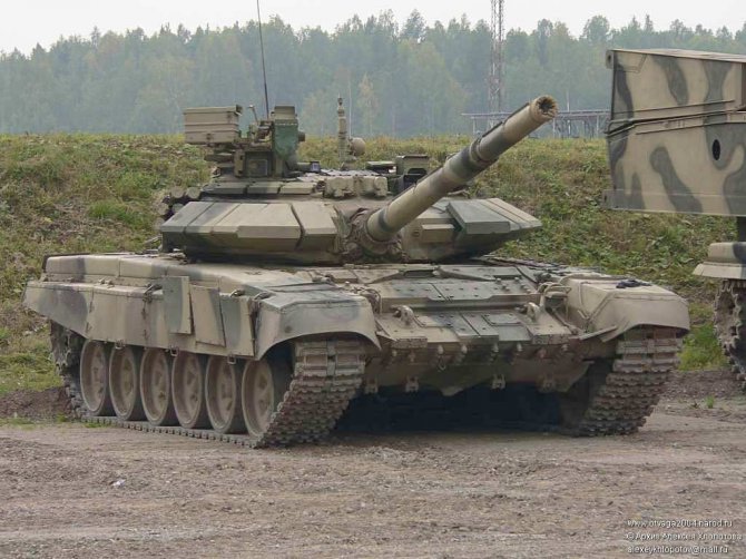 РФ заключила с Алжиром контракт о лицензионном производстве танков Т-90
