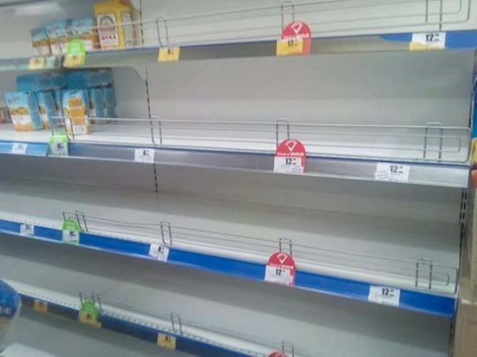 В Днепропетровске покупатели оставили полупустые прилавки в супермаркетах