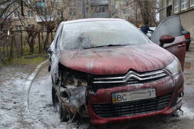 Во Львове средь бела для подожгли авто журналиста