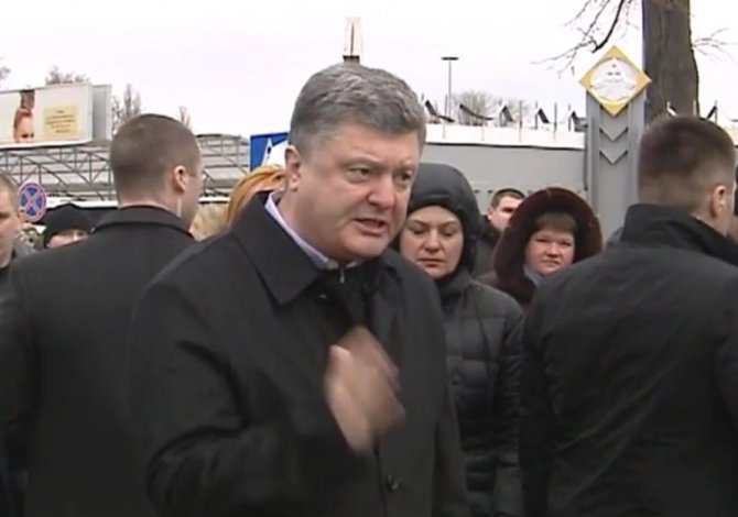 Порошенко пообщался с уволенными сотрудниками «Борисполя»