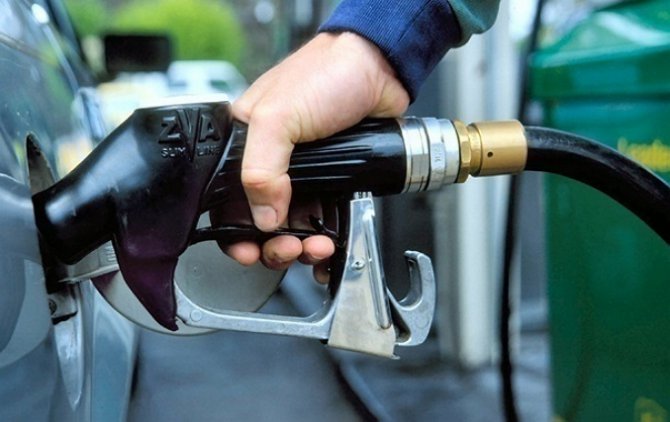 Розничные продажи бензина на украинских АЗС упали на треть