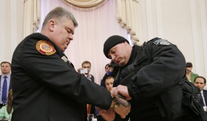 Главных спасателей Украины задержали прямо на заседании Кабмина