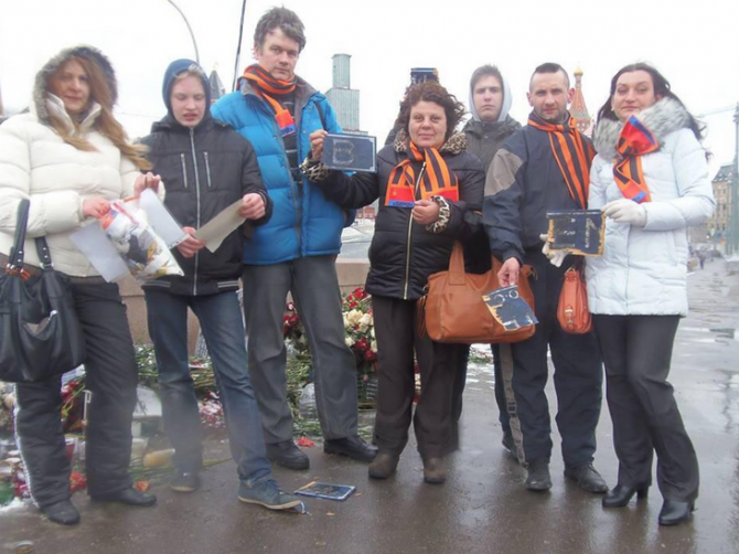 Вандалы осквернили импровизированный мемориал на месте гибели Немцова