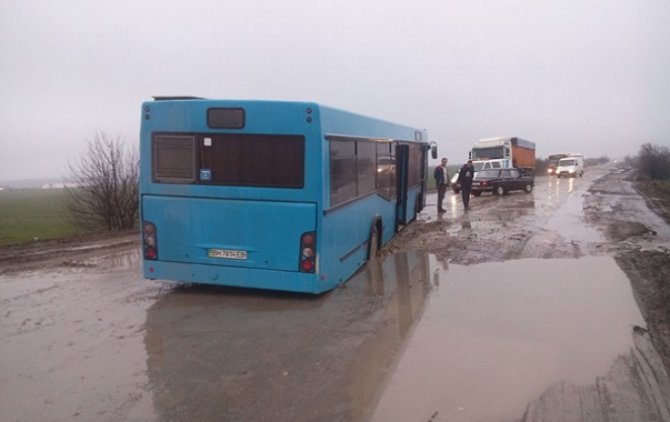 Под Одессой автобус провалился в дорожную яму