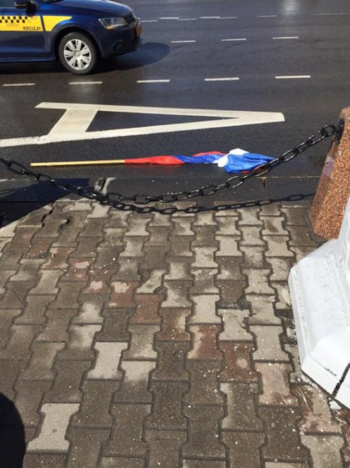 В Минске замечены валяющиеся на дороге флаги РФ