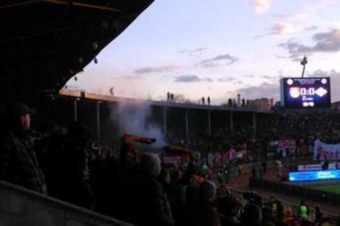 В России фанат упал с крыши стадиона во время футбольного матча