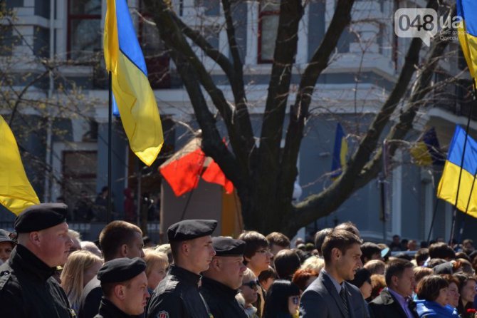 В Одессе после возложения Порошенко цветов к памятнику Неизвестному матроссу возникла потасовка