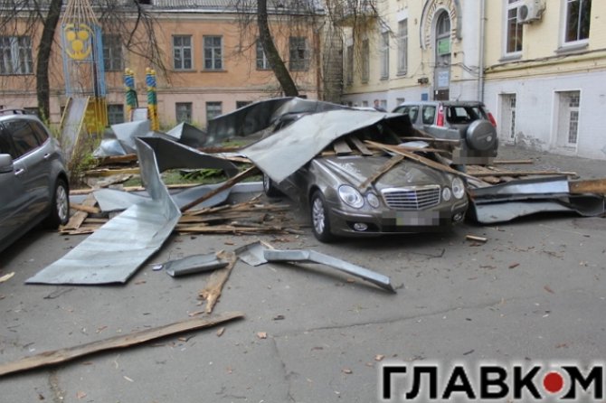 В Киеве сильный ветер повалил деревья и рекламные щиты