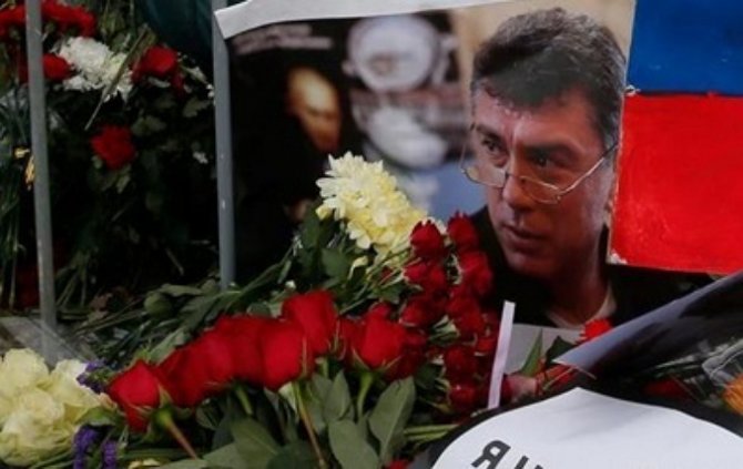 Следствие по делу об убийстве Немцова продлили до конца лета
