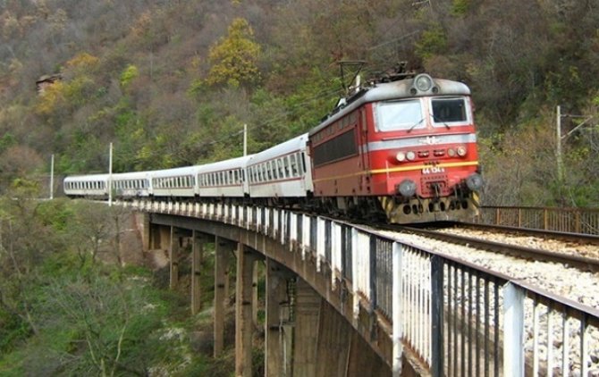 В Македонии поезд врезался в группу мигрантов, есть погибшие