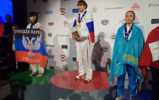 На чемпионате мира украинская спортсменка поднялась на пьедестал с флагом "ДНР"