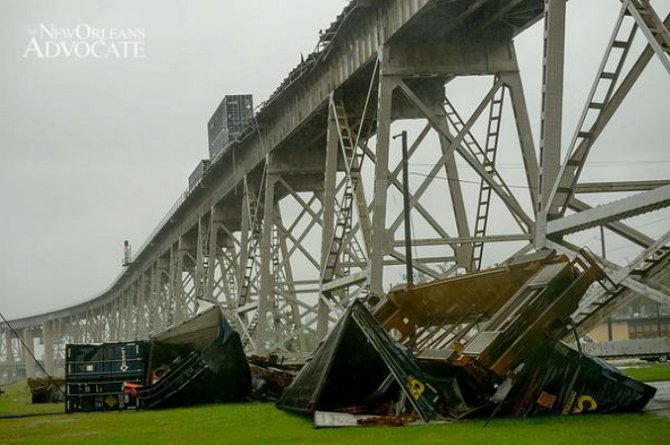 В США порывы ветра сдули с моста поезд