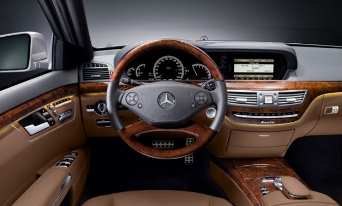 Каждый третий нардеп с месячным доходом меньше $100 владеет Mercedes