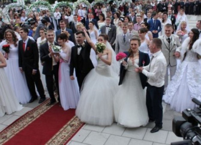 В Харькове одновременно поженились 24 пары