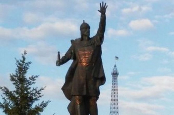 В Харькове ночью свалили три памятника