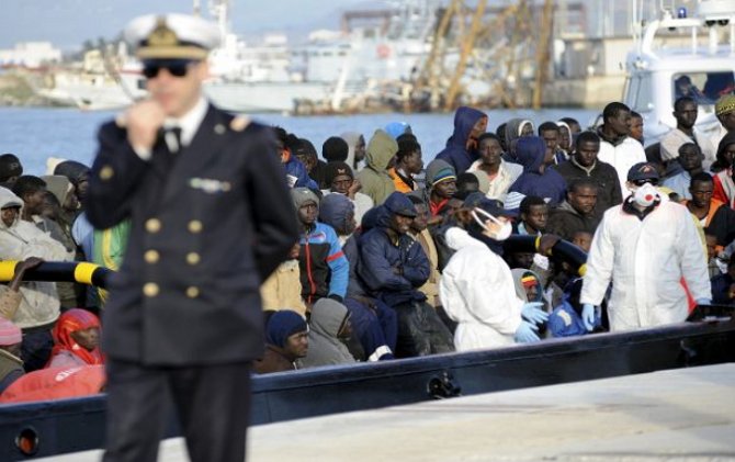 Возле Сицилии спасли более 700 мигрантов