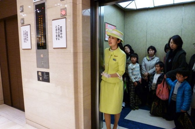 В японских лифтах появятся туалеты