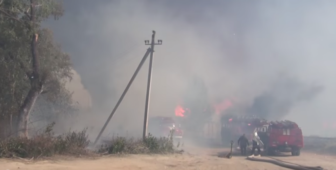 На нефтебазе огонь уничтожил 10 пожарных машин
