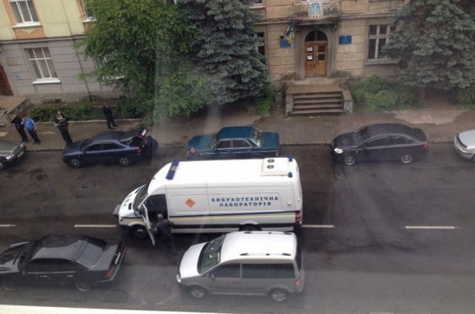 Во Львове возле райотдела милиции взорвали автомобиль уголовного розыска