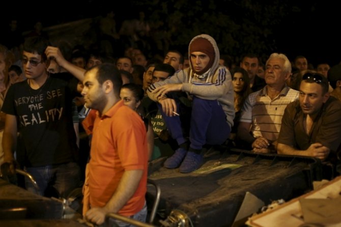 В Ереване решено прекратить ночные сидячие забастовки