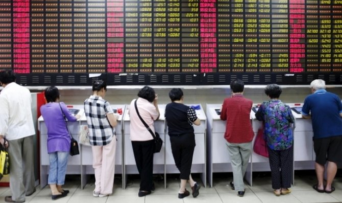 Обвал на биржах Китая стал самым сильным за 20 лет
