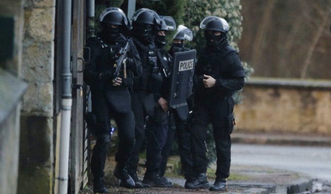 В парижском магазине вооруженные люди захватили заложников