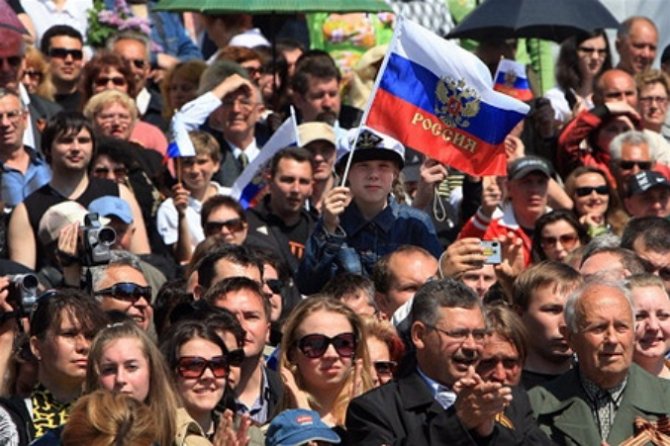 13% россиян хотели бы выехать из страны - опрос