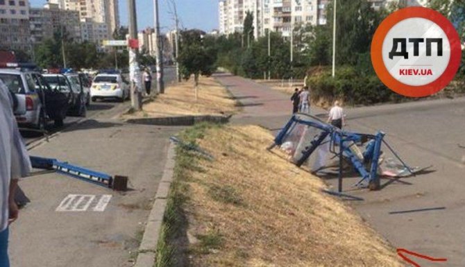 В Киеве лихач снес остановку общественного транспорта