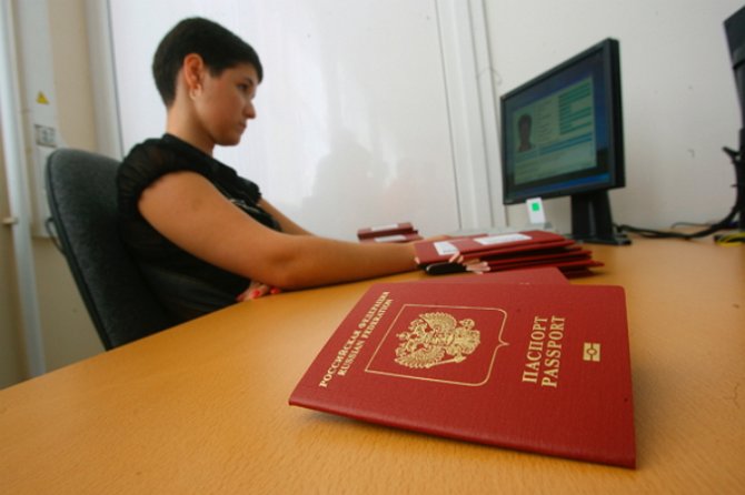 Россиянам разрешат получать второй загранпаспорт