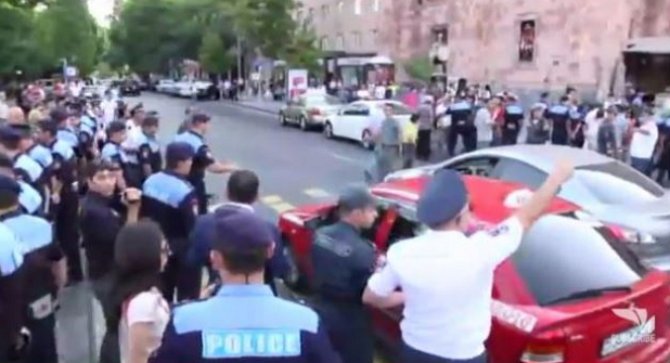 В Ереване возобновили акцию протеста против повышения тарифов