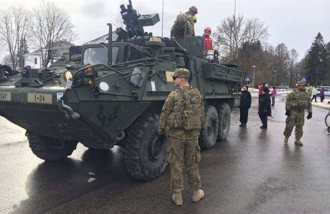 В Латвии уже осенью начнут размещать тяжелое вооружение США